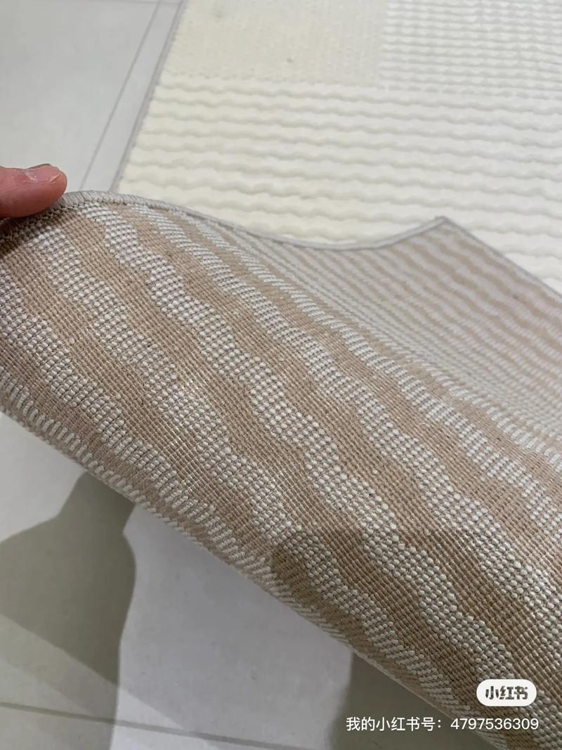 天然黃麻框架植絨工藝的無(wú)膠地毯.沒(méi)想到不起眼的地毯才是軟裝里